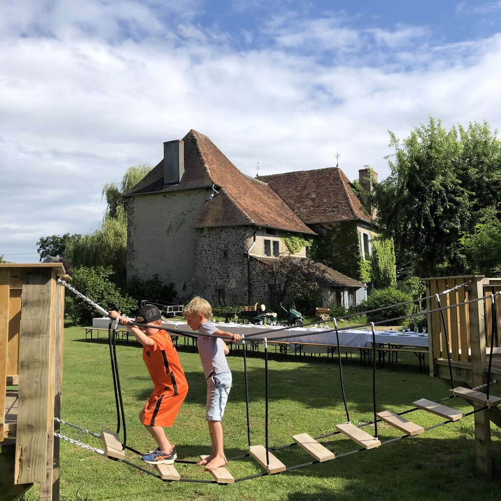Le Mas d en Haut vakantie Frankrijk gal 5 jongens loopbrug gedekte tafel