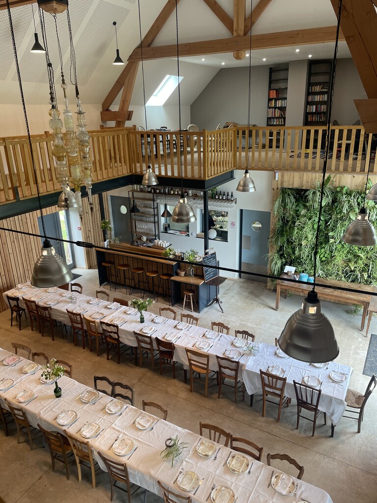 Le Mas d en Haut vakantie Frankrijk gal 9 tafel van boven schuur