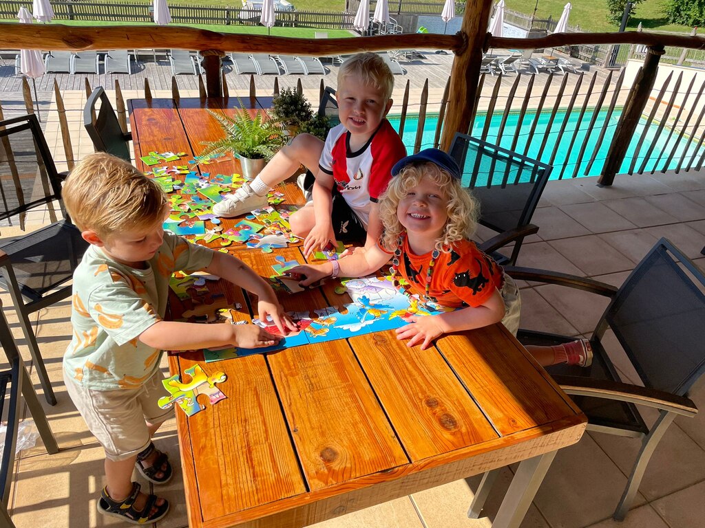 Vakantiepark Platus Frankrijk LPP kleine foto Puzzelen op terras