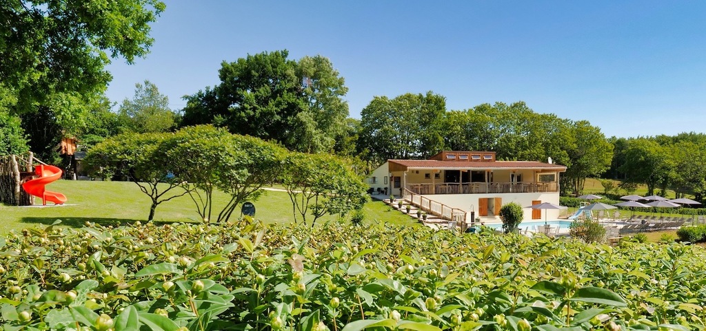 Vakantiepark Platus Frankrijk LPP kleine foto zich op terras
